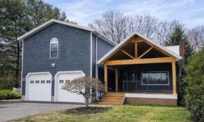 Exterior - Large 5BR Home Sleeps 16! Hot Tub! (Huron)
