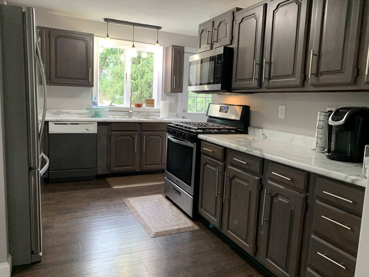 Een koelkast, een magnetron, een oven, een kookplaat