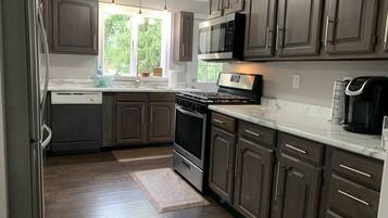 Een koelkast, een magnetron, een oven, een kookplaat