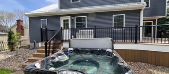 Large 5BR Home Sleeps 16! Hot Tub!