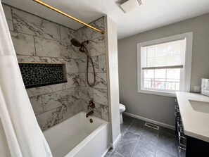 Ensemble douche/baignoire, sèche-cheveux, serviettes fournies