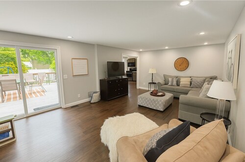 Large 5BR Home Sleeps 16! Hot Tub!