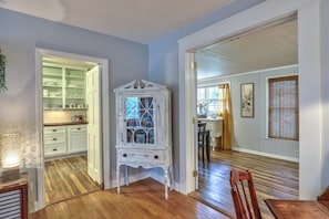 Interior - Designer's Exclusive at Pine Hill Gardens (Tallahassee)