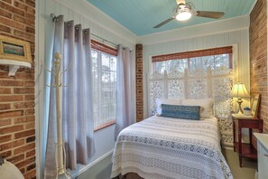 3 bedrooms, desk, travel crib, free WiFi - Designer's Exclusive at Pine Hill Gardens (Tallahassee)