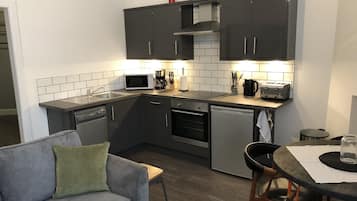 Kühlschrank, Mikrowelle, Ofen, Geschirrspüler