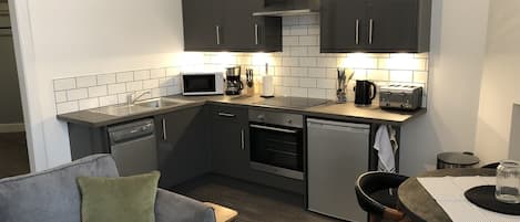 Kühlschrank, Mikrowelle, Ofen, Geschirrspüler