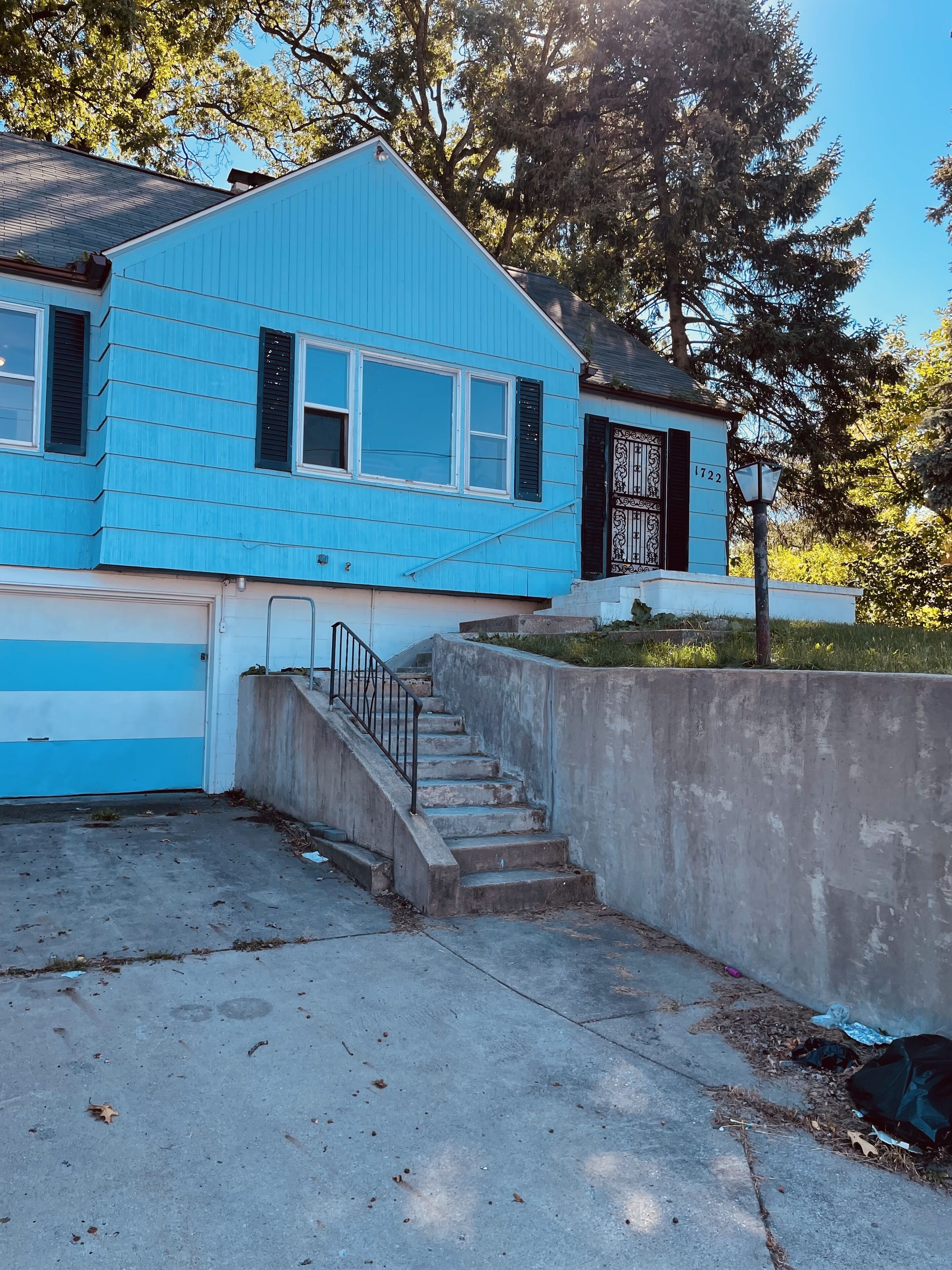5-bedroom home 0.2 miles from campus, across the street from the Linebacker