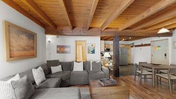 Condo (2 Bedrooms) | Property amenity