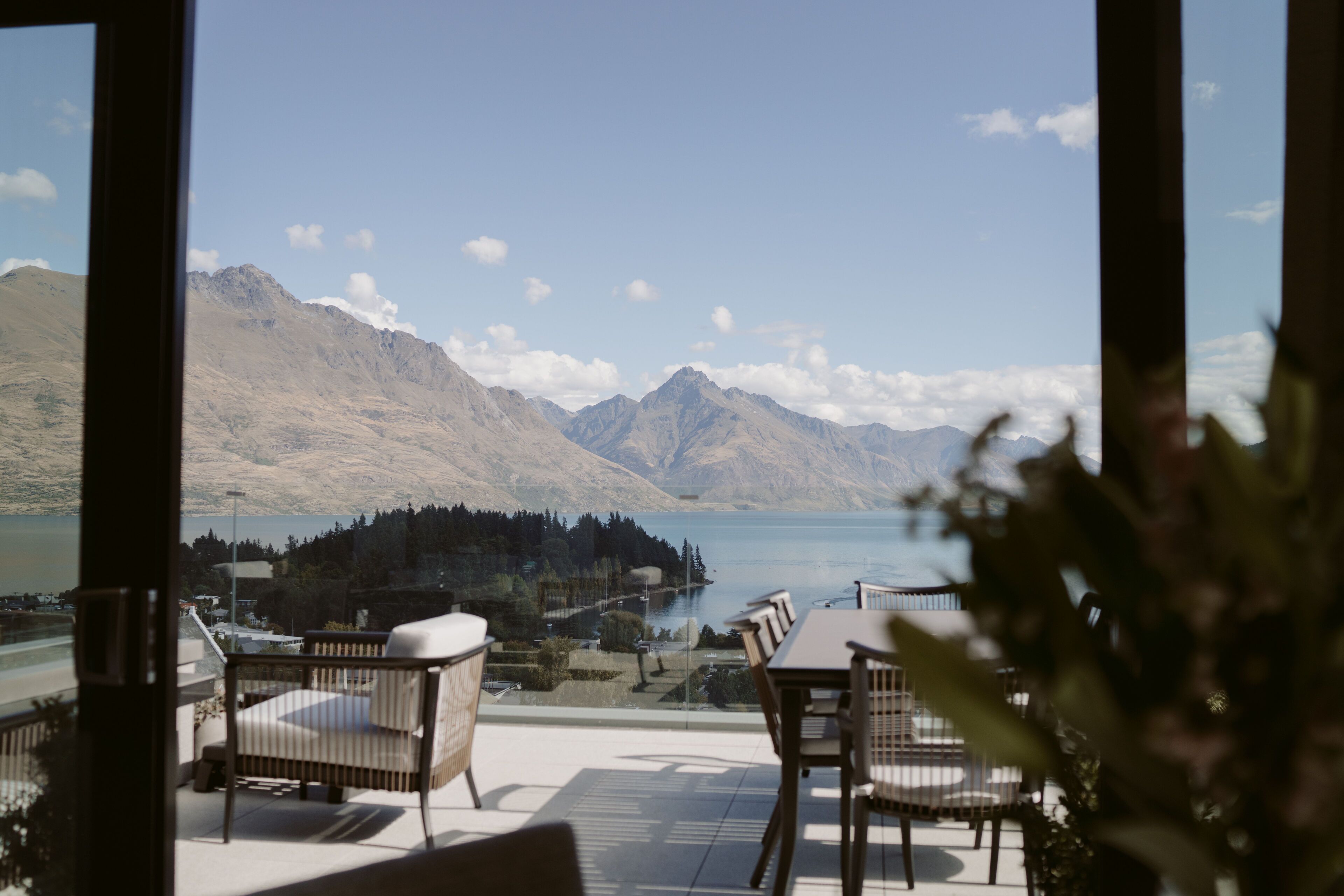Eine Terrasse mit Blick auf Berge und einen See.