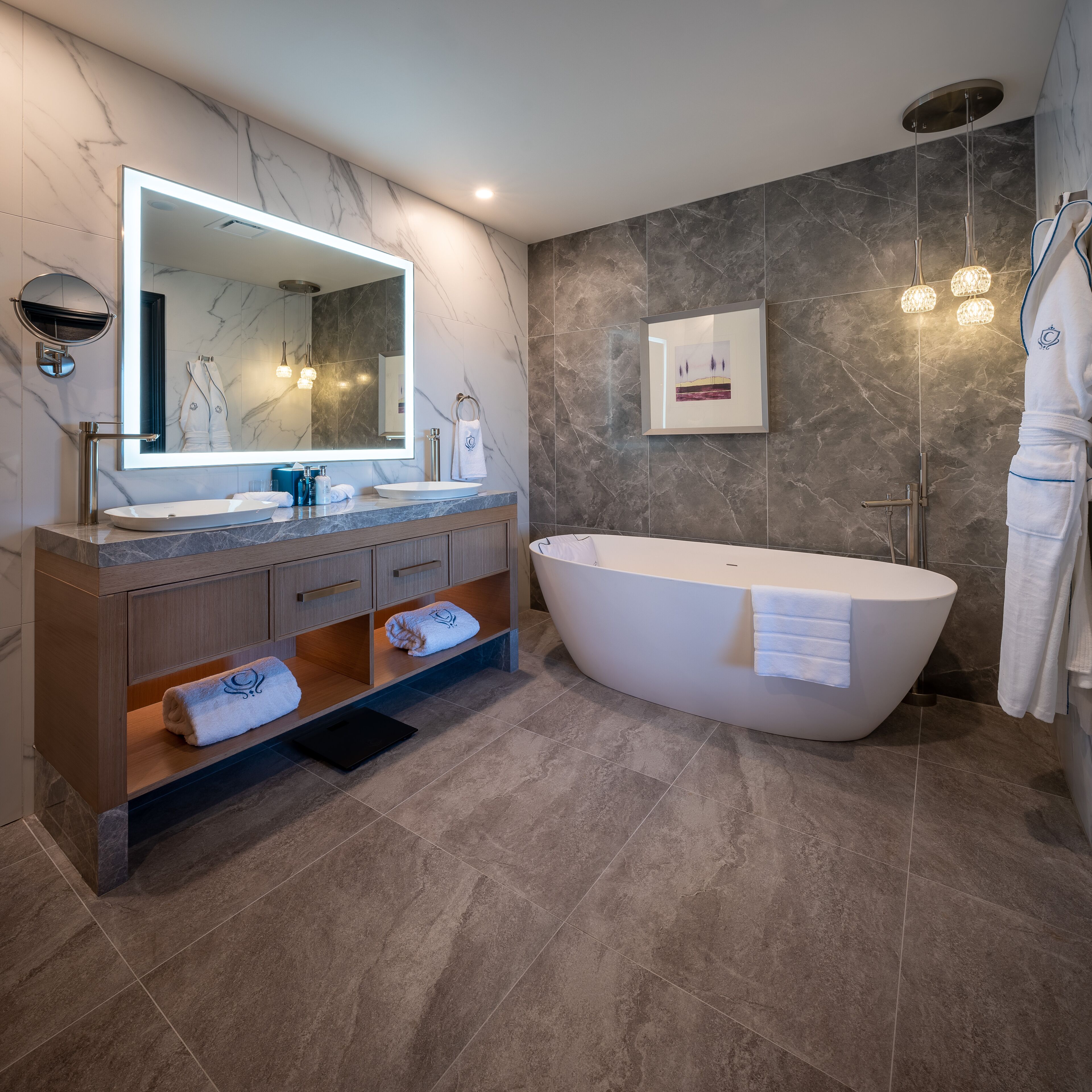 Douche cascade, articles de toilette (gratuits), séchoir à cheveux