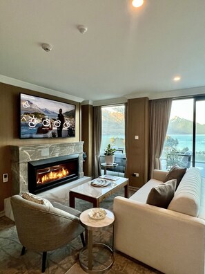 Eagles Nest | Área de sala de estar | Smart TV y chimenea 