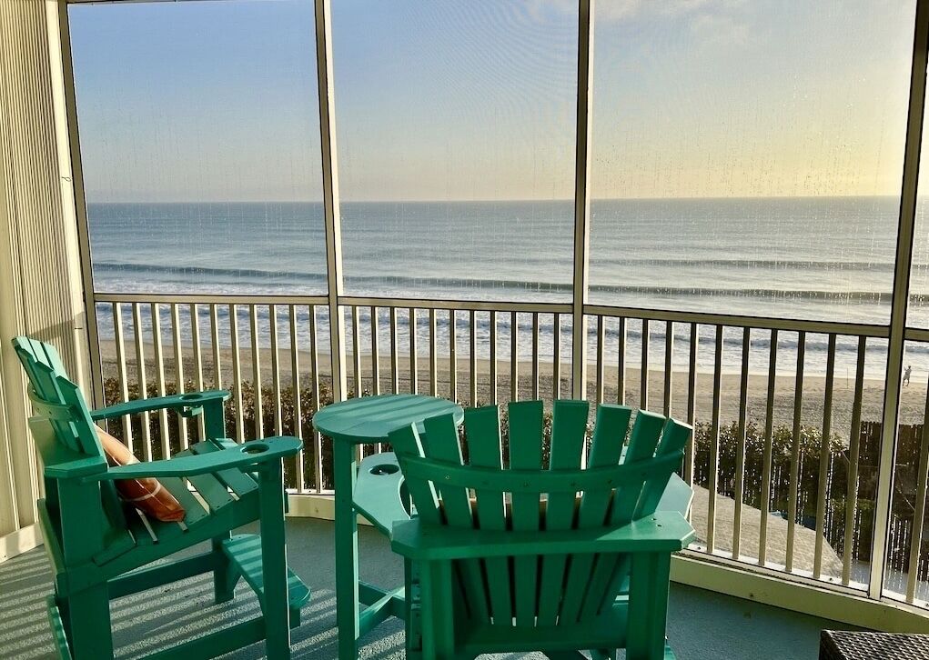 ON THE BEACH! - POOL, BEACH- PICKLEBALL. 3 Bed -2 Bath Condo with Ocean Views!"