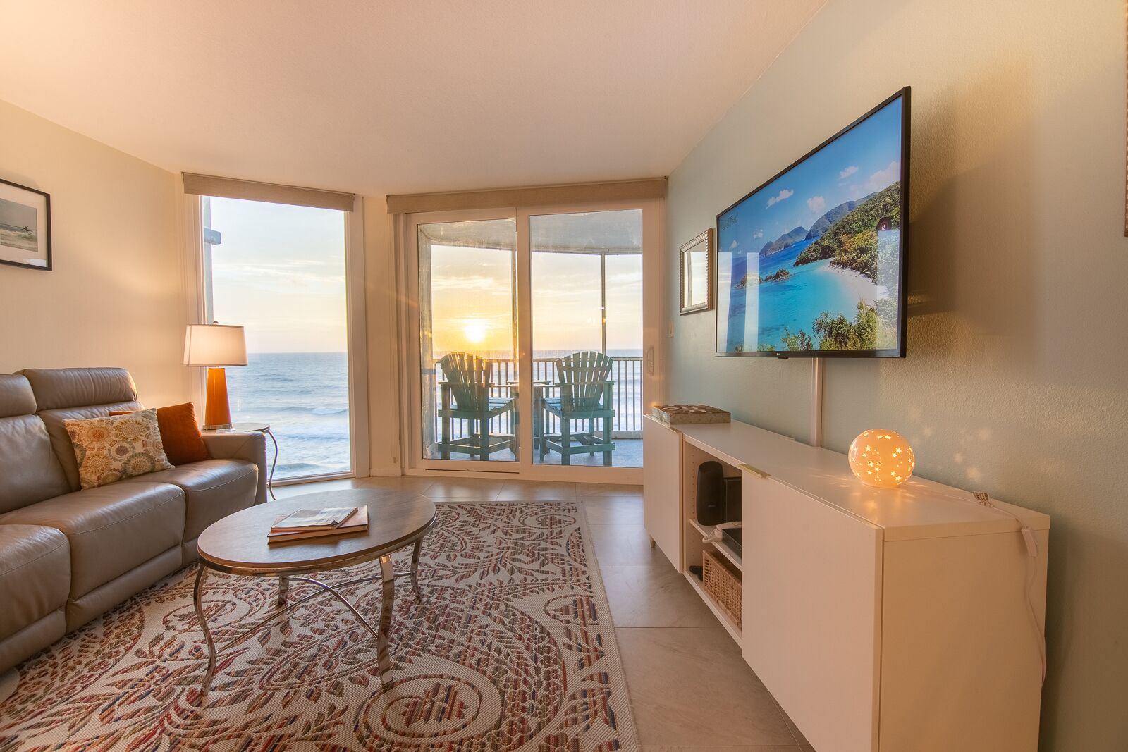 智能电视、DVD 播放器、书、办公室