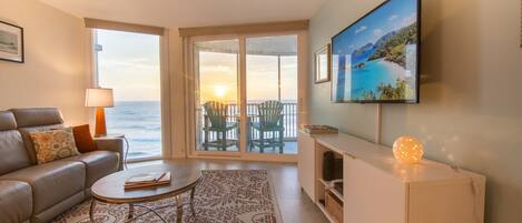 Smart-tv, dvd-spelare, böcker och kontor