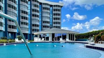 Alberca al aire libre y alberca climatizada