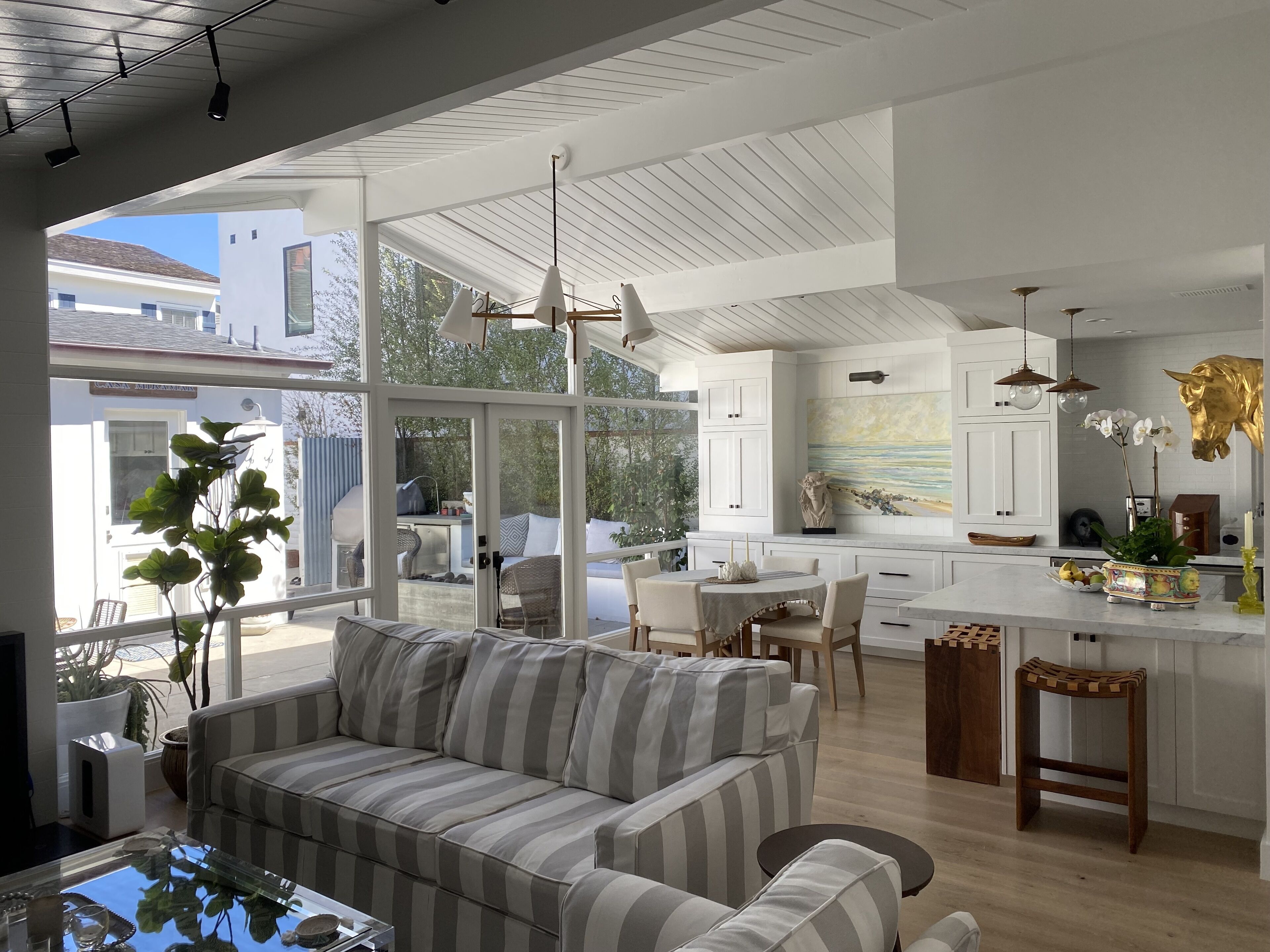 智能電視、壁爐、書籍、音響