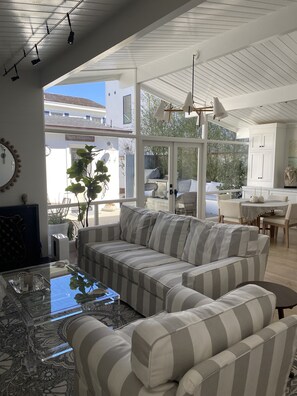 Smart TV, fireplace, books, stereo