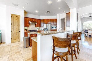 Jääkaappi, mikroaaltouuni, uuni, liesi