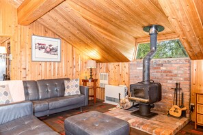 Televisie, een open haard en een dvd-speler