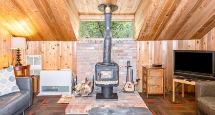 Cozy Cabin in Central Girdwood W/ Wood Stove, Washer/Dryer, & Free WiFi