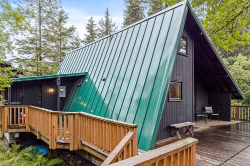 Cozy Cabin in Central Girdwood W/ Wood Stove, Washer/Dryer, & Free WiFi