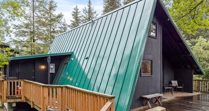 Cozy Cabin in Central Girdwood W/ Wood Stove, Washer/Dryer, & Free WiFi