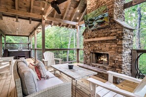 Property grounds - Fire Place/Heated Pool/Hot Tub/Lux Cabin w/Theatre Rm/Game Rm/5 miles to Prkwy (Sevierville)