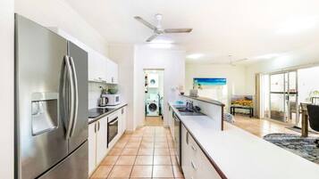 Fridge, microwave, stovetop, dishwasher