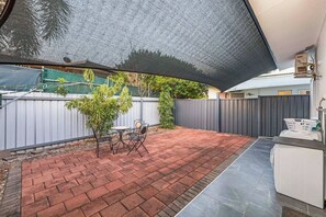 Terrace/patio - City Living: Modern ~ OutdoorDining ~ Private Yard (Alawa)