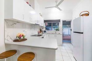 Fridge, microwave, oven, stovetop - City Living: Modern ~ OutdoorDining ~ Private Yard (Alawa)