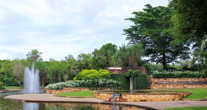 City Living: Modern ~ OutdoorDining ~ Private Yard