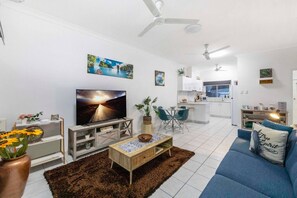 TV, Netflix, streaming services - City Living: Modern ~ OutdoorDining ~ Private Yard (Alawa)