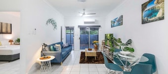 City Living: Modern ~ OutdoorDining ~ Private Yard