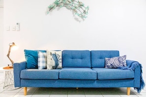 TV, Netflix, streaming services - City Living: Modern ~ OutdoorDining ~ Private Yard (Alawa)