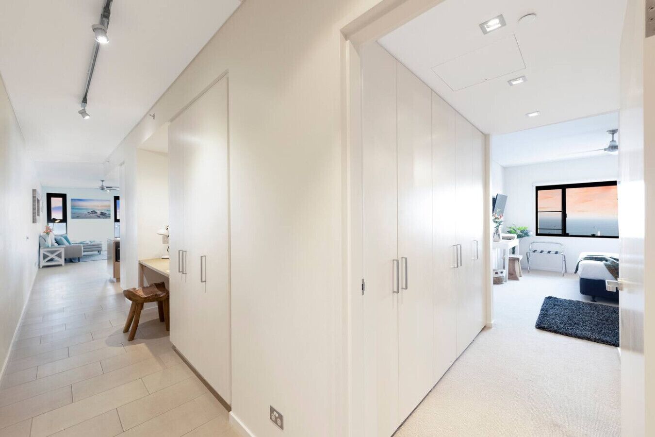 Un intérieur moderne comprenant un grand placard, un coin repas et une chambre avec vue.