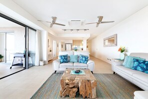 Una televisión, libros, un reproductor estéreo