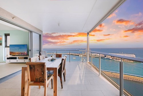 Penthouse Haven: Lux Balcony Dining ~ Sea View