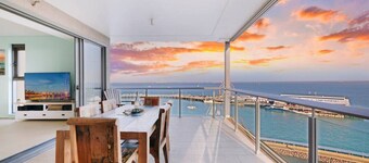 Penthouse Haven: Lux Balcony Dining ~ Sea View