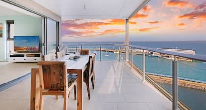 Penthouse Haven: Lux Balcony Dining ~ Sea View