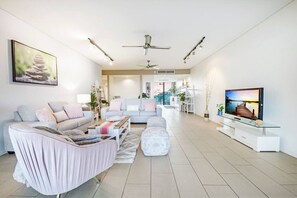 テレビ、Netflix、書庫、ストリーミングサービス