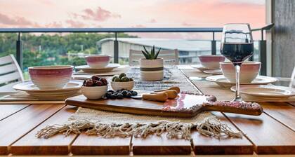 Peninsula Bliss: Sea View ~ Private Balcony Dining