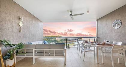 Peninsula Bliss: Sea View ~ Private Balcony Dining