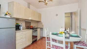 Kühlschrank, Mikrowelle, Ofen, Geschirrspüler