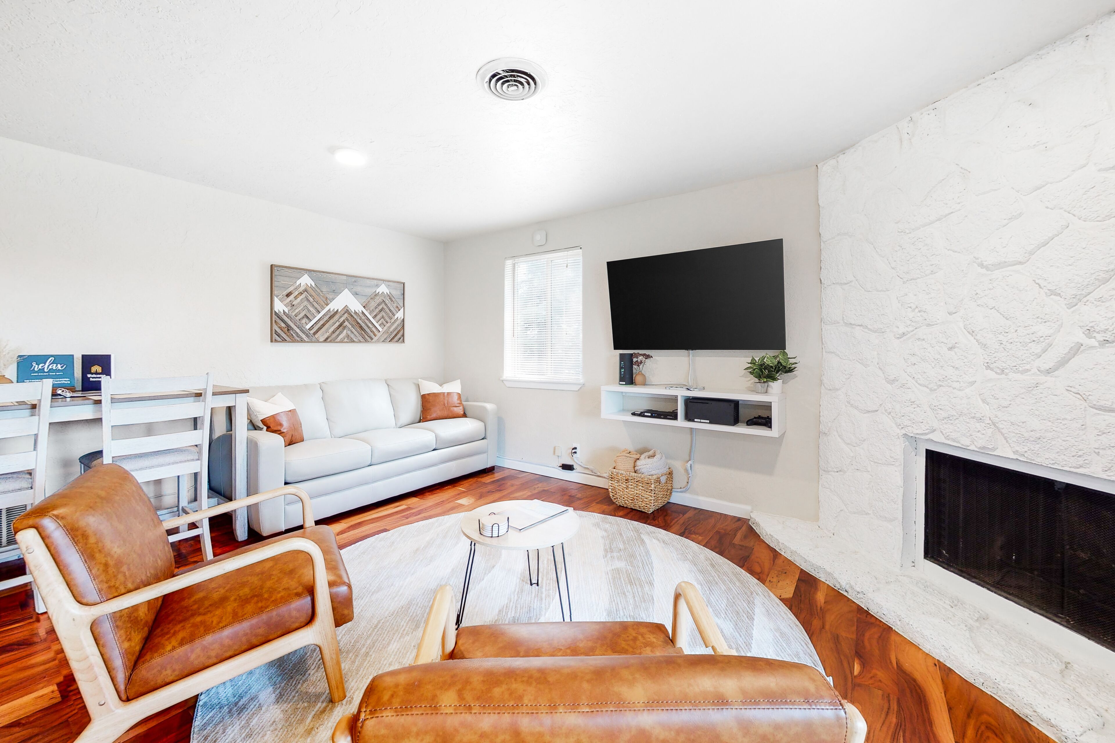 Welcoming studio with kitchenette, high-speed WiFi, fireplace, pool