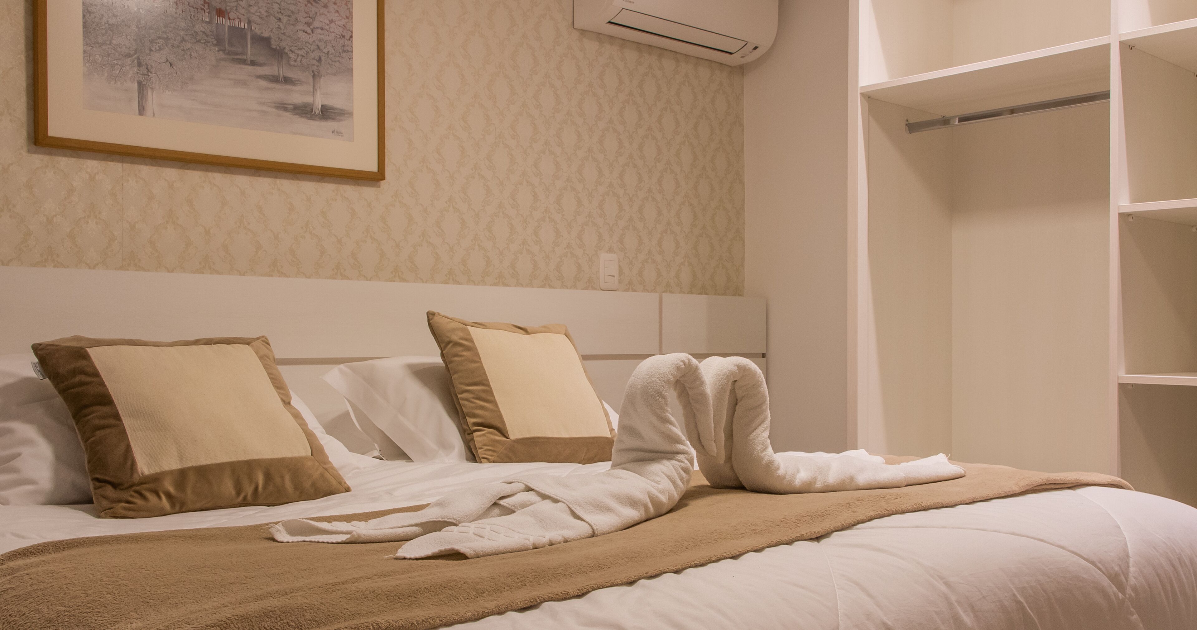 Quarto casal ou duplo luxo | Espaço de trabalho para notebook, Wi-Fi de cortesia, roupa de cama