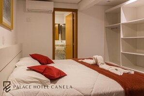 Habitación Deluxe con 1 cama matrimonial o 2 individuales | Espacio para trabajar con laptop, wifi gratis y ropa de cama 