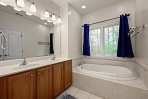 Combined shower/bathtub, towels - GlenRiddle Townhouse #104 (Berlin)