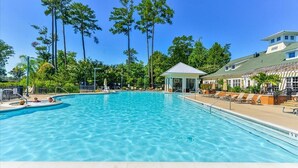 A clear swimming pool with lounge chairs and a gazebo. - Spacious Townhouse in the GlenRiddle Community (Berlin)