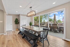 Perfect table for large family dinners - Totally Renovated! Luxury Lakehouse on Snow Lake  (Fremont)