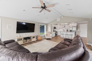 Living area - Totally Renovated! Luxury Lakehouse on Snow Lake  (Fremont)